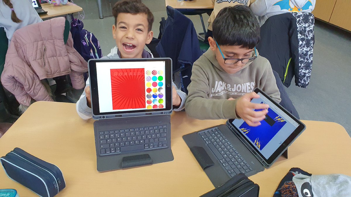 BeerwinkelBe's tweet photo. Im Rahmen der #Pacemaker -Initiative wurden Schüler:innen unserer Schule zu Digitalexpert:innen ausgebildet. Drei Expert:innen der Klasse 6d haben der Klasse 3c eine Einführung in die App Book Creator gegeben.👏 Eine Fortsetzung ist bereits geplant. 💯#digitaleschule #spandau https://t.co/9gsaVULVZ7