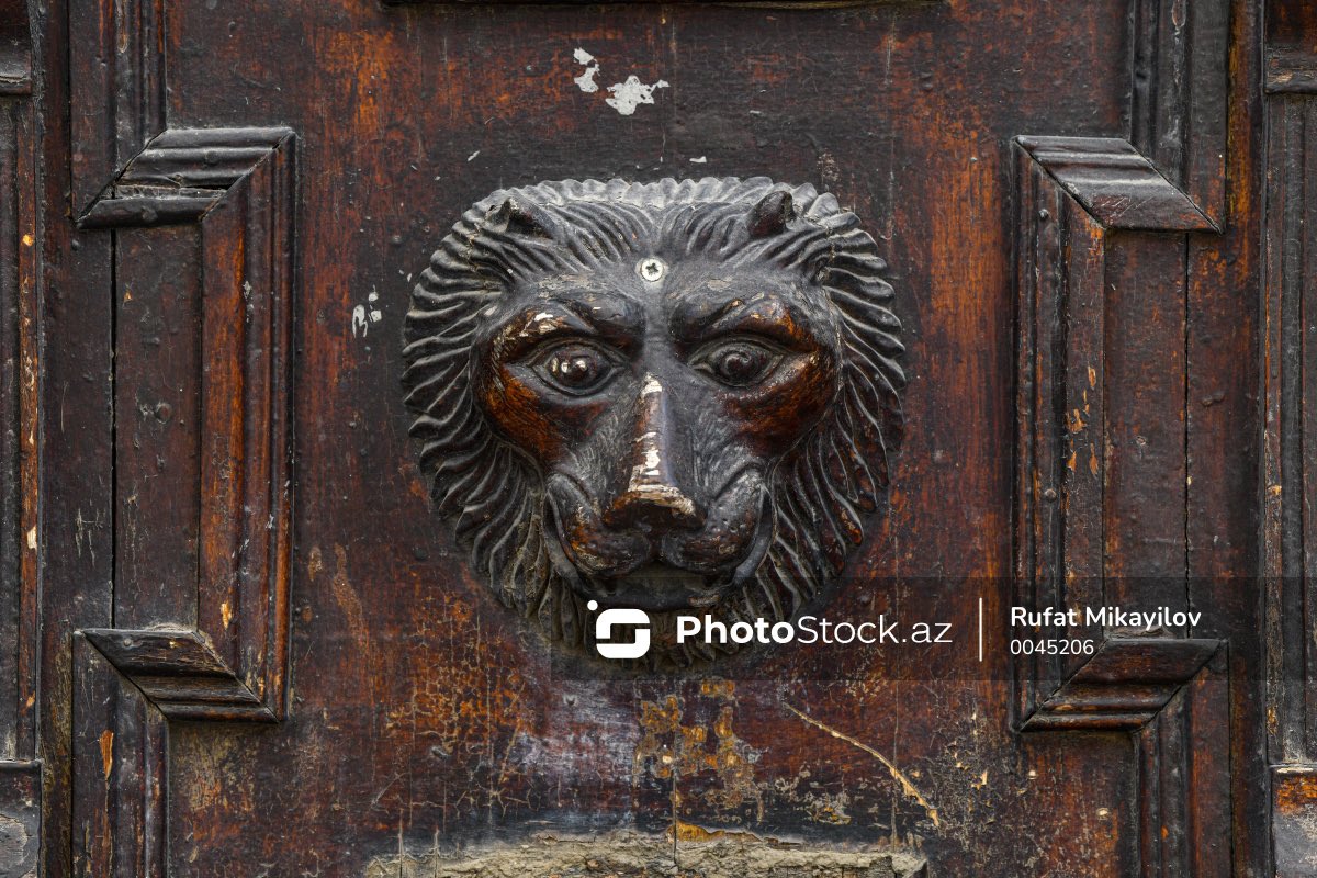 PhotoStockaz's tweet image. Bakının fərqli ünvanlarındakı qədim qapıları
📌 Ətraflı: photostock.az/media/64254B97…
#qapı #qədimqapılar #tarix #detal #naxış #bəzək #taxta #bina #cəftə #kilid #i̇çərişəhər #sovetski #dilarəəliyevaküçəsi #tarqovı #küçə #çəhrayı #yaşıl #qəhvəyi #açar #reportaj #bakı
