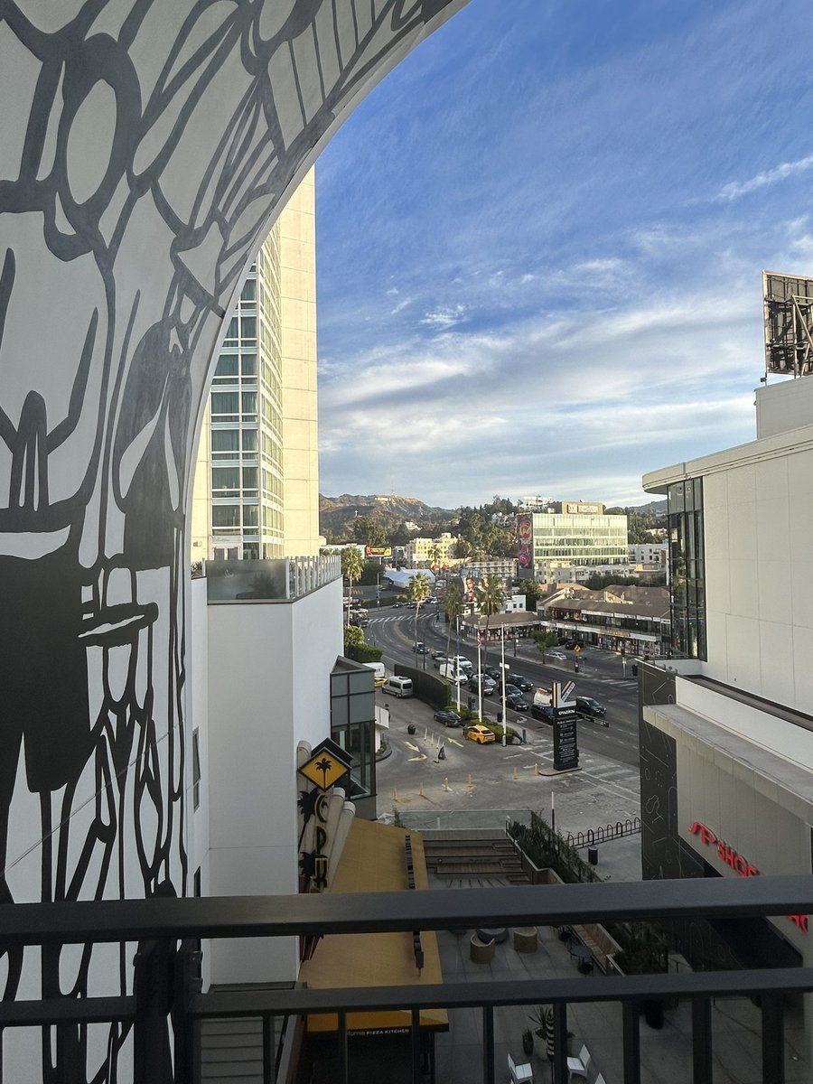 オハヨーニク！！(・∀・)
写真デ撮ルト
Hollywoodサインチッチャ！！！

我々紅白出ルニク〜 ？！
from Los Angeles
#Vacation 
#TimeLag

肉