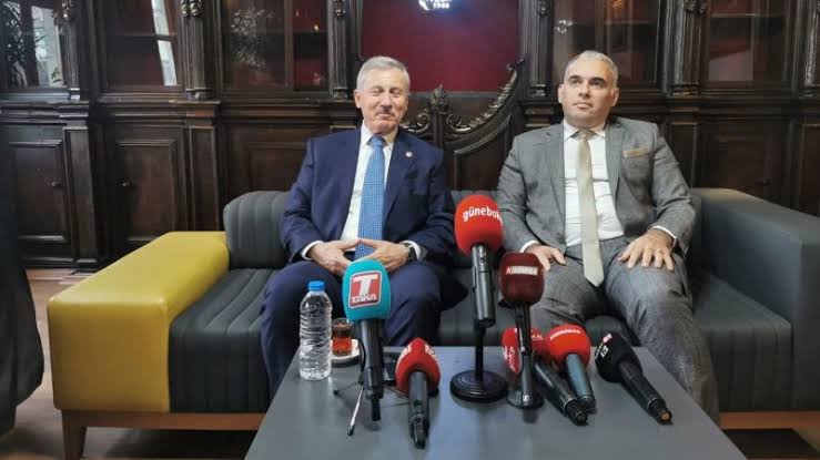 hkvelioglu's tweet photo. GELECEK PARTİSİ Muğla Milletvekilimiz ve TBMM Grup Başkanımız Selçuk ÖZDAĞ ile Trabzon Gazeteciler Cemiyetinde gündeme dair basın açıklaması gerçekleştirdik. Trabzonumuza yapmış olduğu ziyaretten ötürü kıymetli başkanımıza çok teşekkür ediyorum.
@selcukozdag @GelecekPartiTR https://t.co/BMBmWL9eOE
