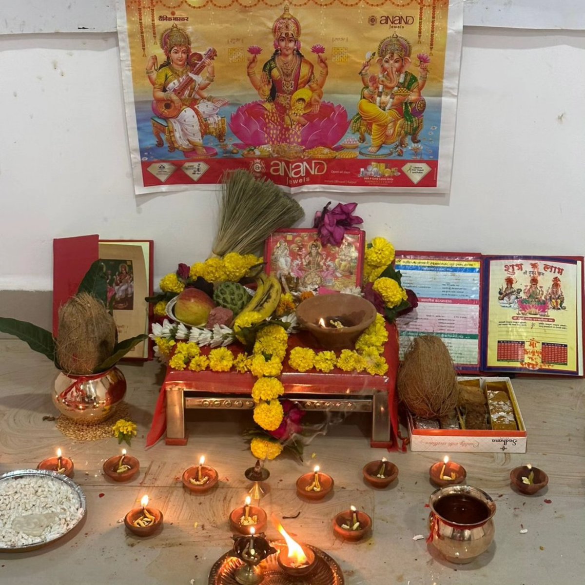 hellodewas's tweet photo. दीपावली के पावन पर्व पर हेलो देवास के ऑफिस पर मां लक्ष्मी की पूजा अर्चना संपन्न हुई ।
सभी के जीवन में सुख एवं समृद्धि हमेशा बनी रहे, मां लक्ष्मी से यही प्रार्थना है।
पुनः दीपावली की हार्दिक शुभकामनाएं।
#hellodewas https://t.co/QTO9GzYD86