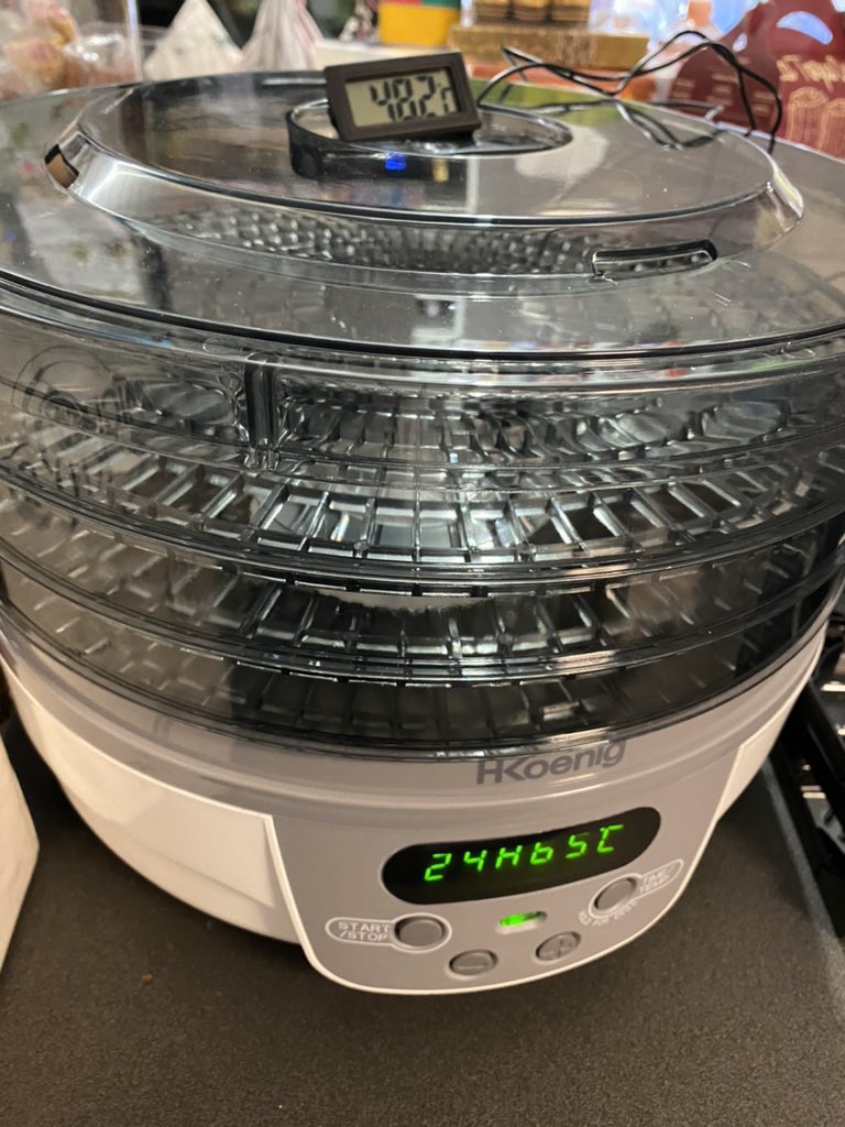 FlorentGorgesFR's tweet photo. Concernant le projet de numérisation des VHS de @JMBlottiere_RTC sur #MicroKids, ça avance bien! Le génial @fenarinarsa a acheté une étuve pour traiter les bandes abîmées par la moisissure (qui collaient et cassaient). 📼 https://t.co/k6Z81dugBe