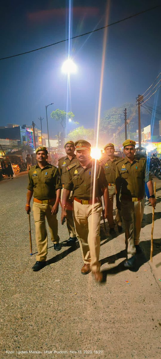 santkabirnagpol's tweet photo. पुलिस अधीक्षक @santkabirnagpol के निर्देशन में आमजन में सुरक्षा तथा विश्वास की भावना उत्पन्न करने के दृष्टिगत @kbn_ps_Bakhira द्वारा सार्वजनिक स्थानों पर #Footpatrolling कर सुरक्षा के प्रति आश्वस्त किया गया तथा संदिग्ध वस्तुओं एवं व्यक्तियों की चेकिंग की गयी । https://t.co/er9puUqARa