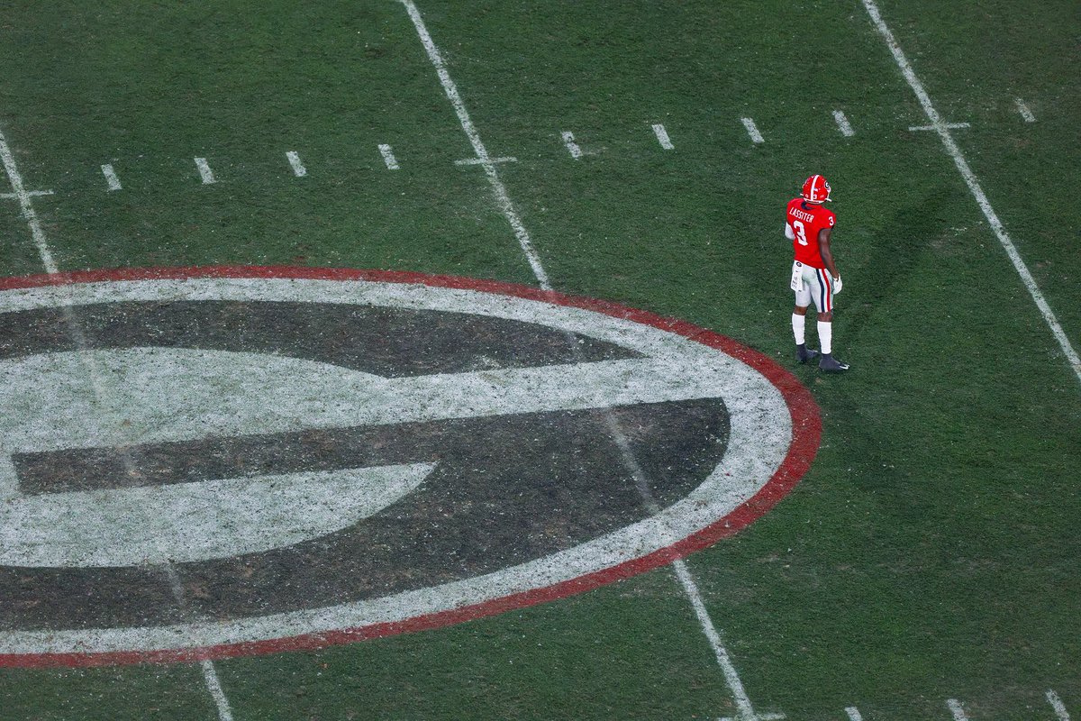 The earth’s surface is roughly 71% water. The rest is covered by Kamari Lassiter. #GoDawgs 

📸: Tony Walsh/UGA