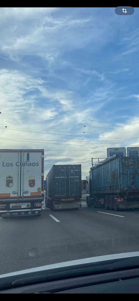 3 carrils a la AP7, tots 3 ocupats per camions.
És això legal, <a href="/mossos/">Mossos</a> ?