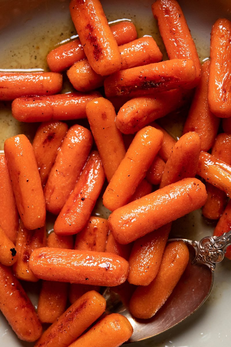 The easiest side dish you will serve at Holiday dinners this year are these buttery olive oil baked honey carrots. The name says it all because it's everything you need to make them! A bit sweet a bit savory, these are a crowd pleaser.

RECIPE: moderncrumb.com/buttery-olive-…