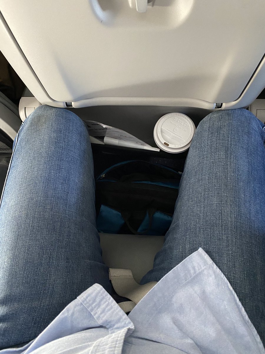 causamarcos's tweet photo. Viajar en Volaris es bueno, te mantiene humilde! Cada minuto de esa tortura te hace recordar lo valioso que es cada centavo que te ahorraste 🫠 https://t.co/3fa9clEmxH