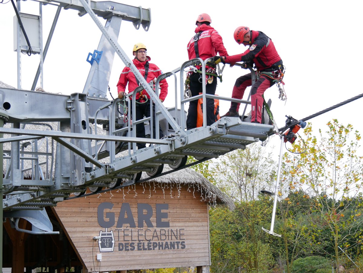 SDIS41's tweet photo. Des #sapeurspompier de la spécialité secours millieux périlleux et de l'unité drone #ATLAS41 ont réalisé un exercice de #sauvetage sur le télécabine de
@zoobeauval jeudi dernier. Ils se sont familiarisés avec le lieu accompagnés de 2 #infirmières de sapeurs-pompiers. https://t.co/NtfZGvKscu