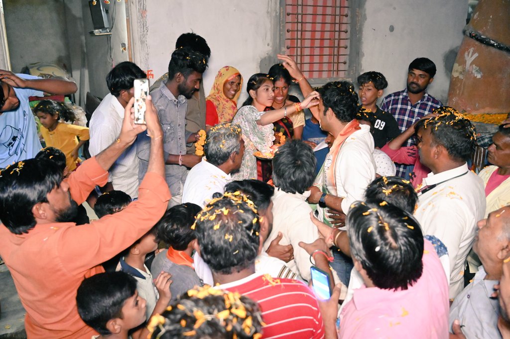 SYadavMLA's tweet photo. भाजपा के संकल्प पत्र में किसानों पर बढते कर्ज को लेकर उससे मुक्ति के लिये कोई उपाय नहीं सुझाया गया है । 
जबकि कांग्रेस ने वचन दिया है कि मप्र में कांग्रेस की सरकार बनने के बाद सभी किसानों का 2 लाख रूपये का कर्जा माफ किया जाएगा ।

सचिन सुभाषचंद्र यादव 
कांग्रेस प्रत्याशी ✋
विधानसभा क्षेत्र कसरावद -184
