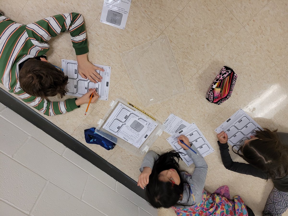 mrs_young2020's tweet image. Gr 4s are getting into the swing of their Literacy Centres! They are focusing on cursive writing, prefixes, capitals, spelling, and independent reading skills! Loving this independent work time! @StGabrielOCSB @OttCatholicSB #Literacy #collaboration #independentwork