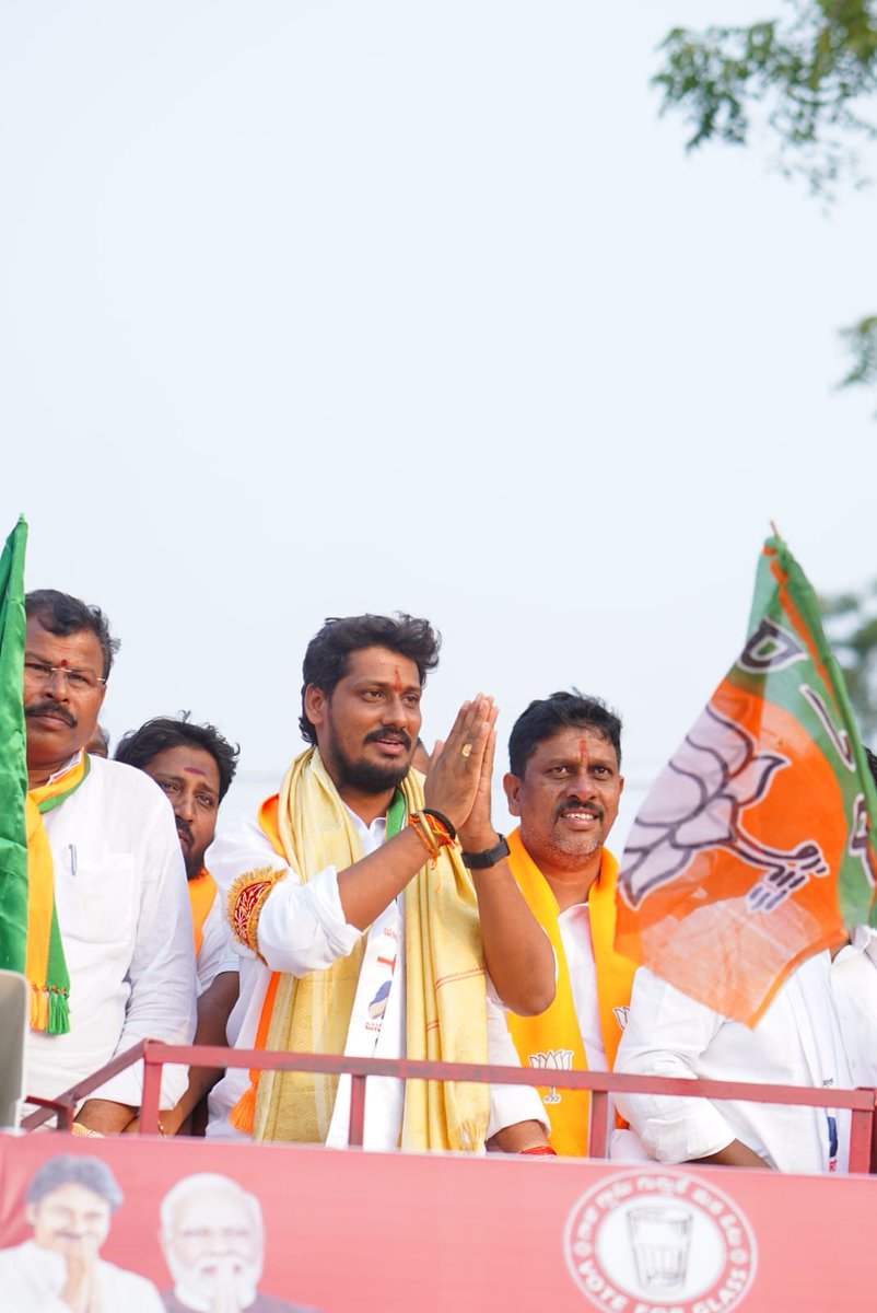 JSPTelangana's tweet photo. ఖమ్మం అసెంబ్లీ నియోజకవర్గం రఘునాథపాలెం మండలంలో @JanaSenaParty  - @BJP4Telangana ఉమ్మడి MLA అభ్యర్థి మిరియాల రామకృష్ణ ఎన్నికల ప్రచారం బైక్ ర్యాలీ నిర్వహించారు  ఈ కార్యక్రమంలో BJP జిల్లా అధ్యక్షుడు గల్లా సత్యనారాయణ జనసేన ఎన్నికల పర్యవేక్షకులు బండి నరేష్ జనసేన మండల కమిటీ, టౌన్ కమిటీ జనసేన బీజేపీ నాయకులు కార్యకర్తలు జనసైనికులు పాల్గొని ఊరూరా ప్రచారం చేశారు.

#VoteForGlass #JSPBJPAlliance #TelanganaElection2023