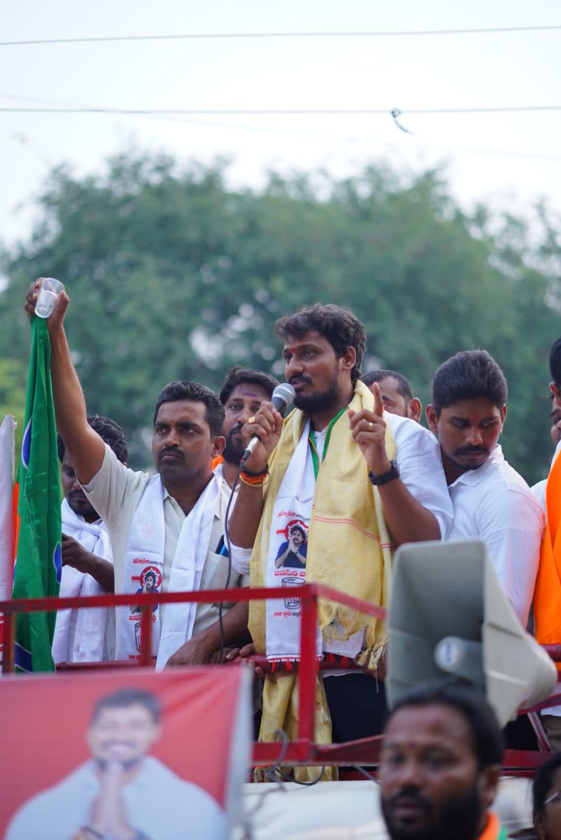 JSPTelangana's tweet photo. ఖమ్మం అసెంబ్లీ నియోజకవర్గం రఘునాథపాలెం మండలంలో @JanaSenaParty  - @BJP4Telangana ఉమ్మడి MLA అభ్యర్థి మిరియాల రామకృష్ణ ఎన్నికల ప్రచారం బైక్ ర్యాలీ నిర్వహించారు  ఈ కార్యక్రమంలో BJP జిల్లా అధ్యక్షుడు గల్లా సత్యనారాయణ జనసేన ఎన్నికల పర్యవేక్షకులు బండి నరేష్ జనసేన మండల కమిటీ, టౌన్ కమిటీ జనసేన బీజేపీ నాయకులు కార్యకర్తలు జనసైనికులు పాల్గొని ఊరూరా ప్రచారం చేశారు.

#VoteForGlass #JSPBJPAlliance #TelanganaElection2023