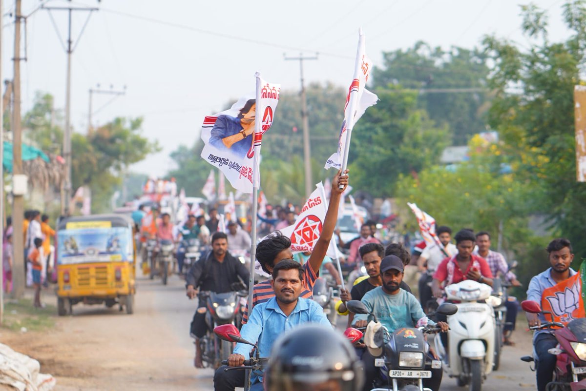JSPTelangana's tweet photo. ఖమ్మం అసెంబ్లీ నియోజకవర్గం రఘునాథపాలెం మండలంలో @JanaSenaParty  - @BJP4Telangana ఉమ్మడి MLA అభ్యర్థి మిరియాల రామకృష్ణ ఎన్నికల ప్రచారం బైక్ ర్యాలీ నిర్వహించారు  ఈ కార్యక్రమంలో BJP జిల్లా అధ్యక్షుడు గల్లా సత్యనారాయణ జనసేన ఎన్నికల పర్యవేక్షకులు బండి నరేష్ జనసేన మండల కమిటీ, టౌన్ కమిటీ జనసేన బీజేపీ నాయకులు కార్యకర్తలు జనసైనికులు పాల్గొని ఊరూరా ప్రచారం చేశారు.

#VoteForGlass #JSPBJPAlliance #TelanganaElection2023