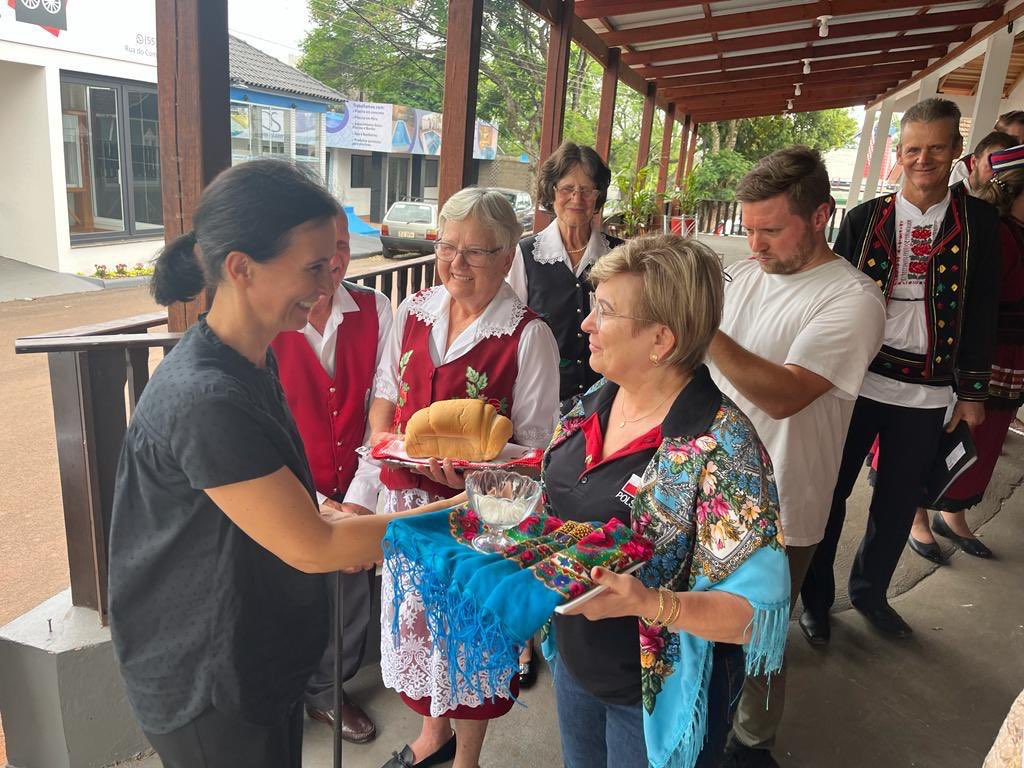 PLnoBrasil's tweet photo. Em 11 e 12 de novembro, a Sra. Embaixadora Bogna Janke visitou três municípios do Rio Grande do Sul: Guarani das Missões, Sete de Setembro e Ijuí. Ela se encontrou com autoridades locais e a comunidade🇵🇱.
1/3
@PolandMFA
@prezydentpl
@MEIN_GOV_PL
@PLemCuritiba
#Polonia
#ORPEG https://t.co/idaYsggZI8