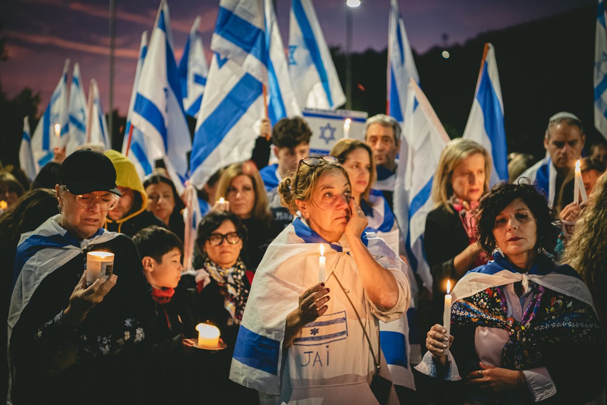 comjudiachile's tweet photo. En nuestra velatón pedimos por la paz, rezamos por las almas de los fallecidos y por la pronta liberación de los secuestrados.
También pedimos luchar contra el antisemitismo.
Revisa todas las fotos en https://t.co/tfzW7dzzzZ
#SolidaridadConIsrael #NoAlAntisemitismo https://t.co/6nP24D50Hl