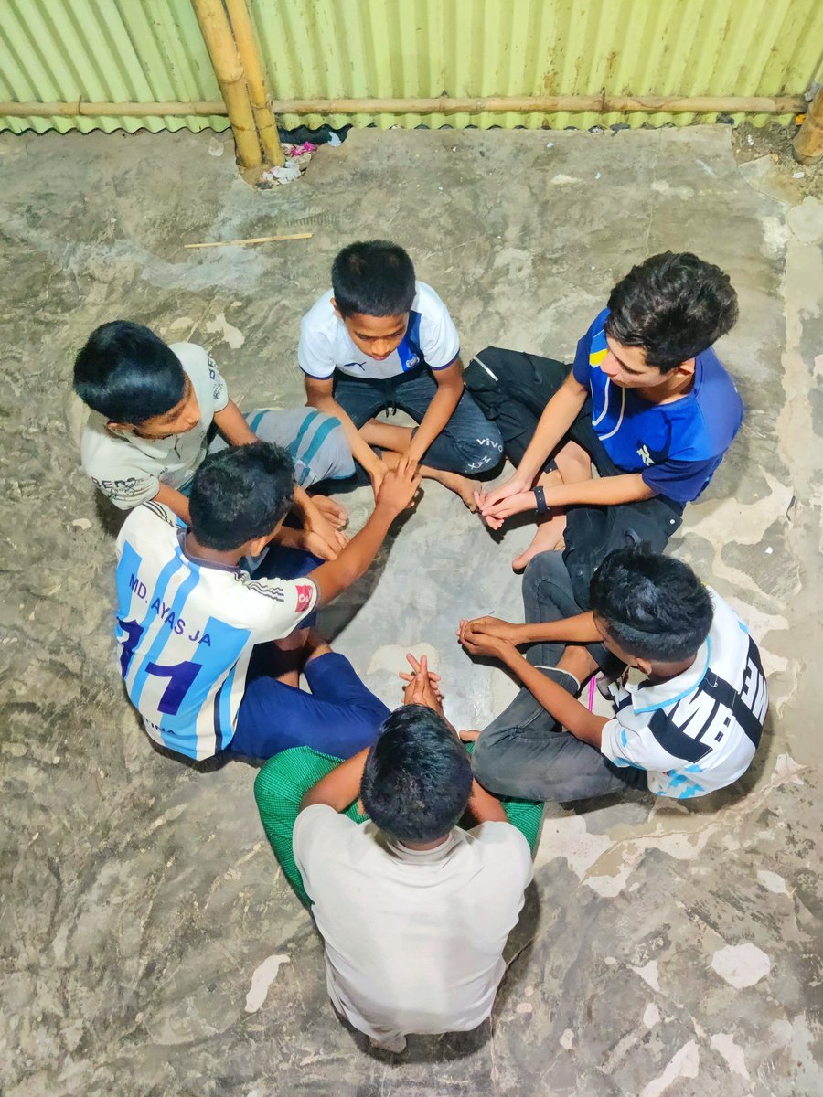 Bappyphotograph's tweet photo. They are playing our childhood game.the game name is odo_ni_bai_or_todo_ni. 

#photochallenge2023 
#rohingyatographer 
#dailypost 
#streetphotography 
#childhoodmemories 
#playing
#RRUPC
#student 

@Bappyphotograph https://t.co/jRUGgaWYMg