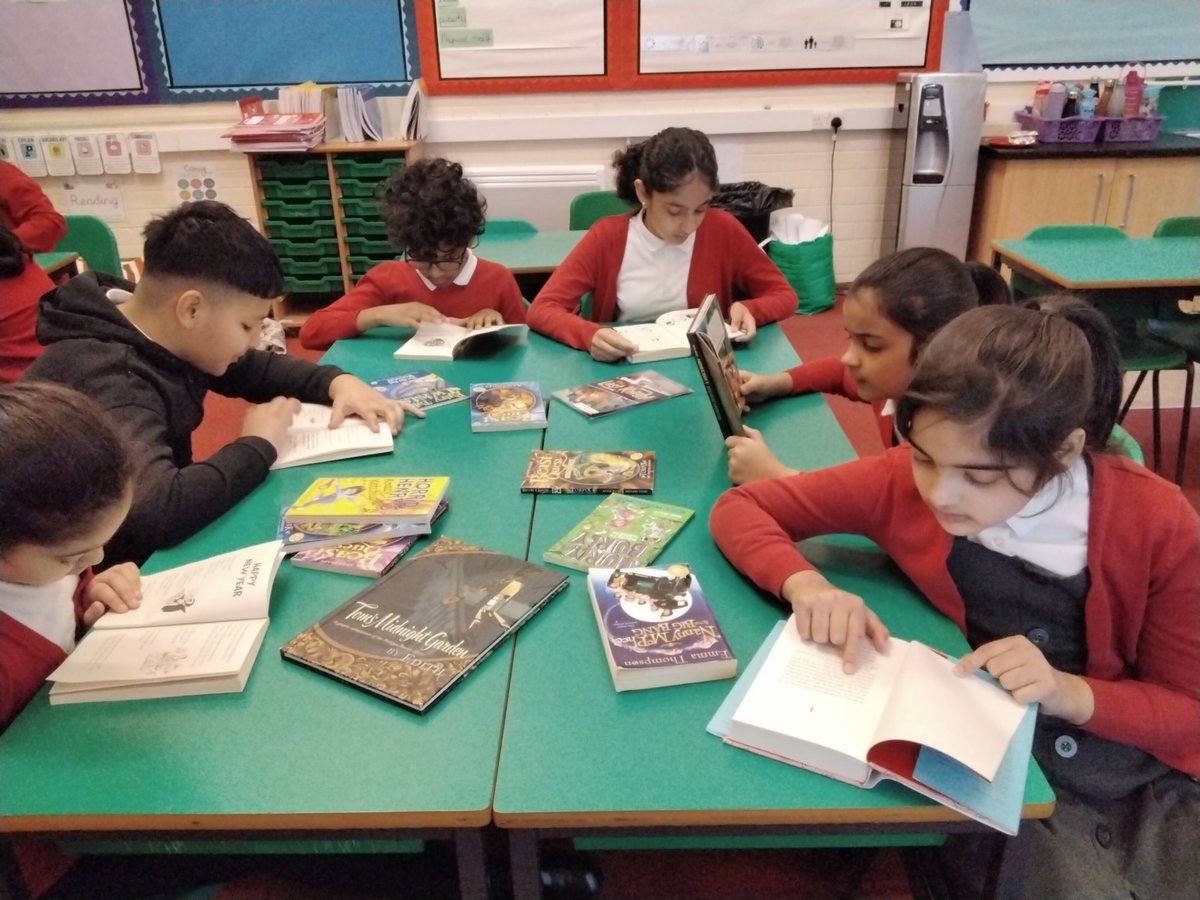 LeighPrimarySLT's tweet photo. 5VA enjoyed exploring new books and discussing which books appealed to them. #bookclub #reading #readingforpleasure 😁 https://t.co/tSQh2fRBWs