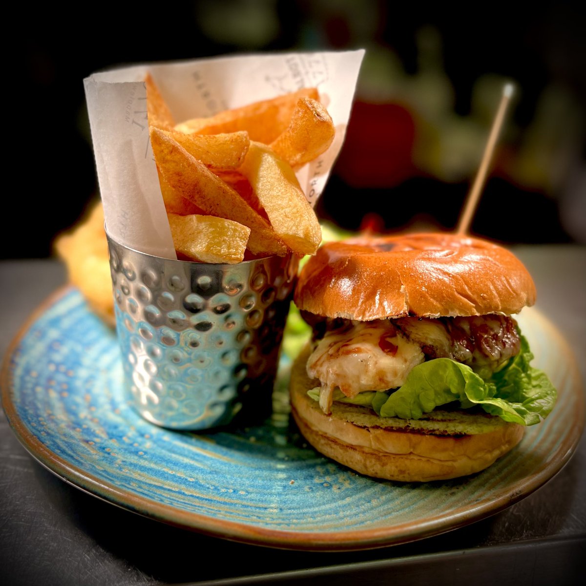 TheTalbotInnS75's tweet photo. It’s 20% off your entire bill when you dine with us on Mondays &amp; Tuesdays✨

Perfect opportunity to try our new Hunters Chicken Burger🍔 https://t.co/9H3yTncqSK