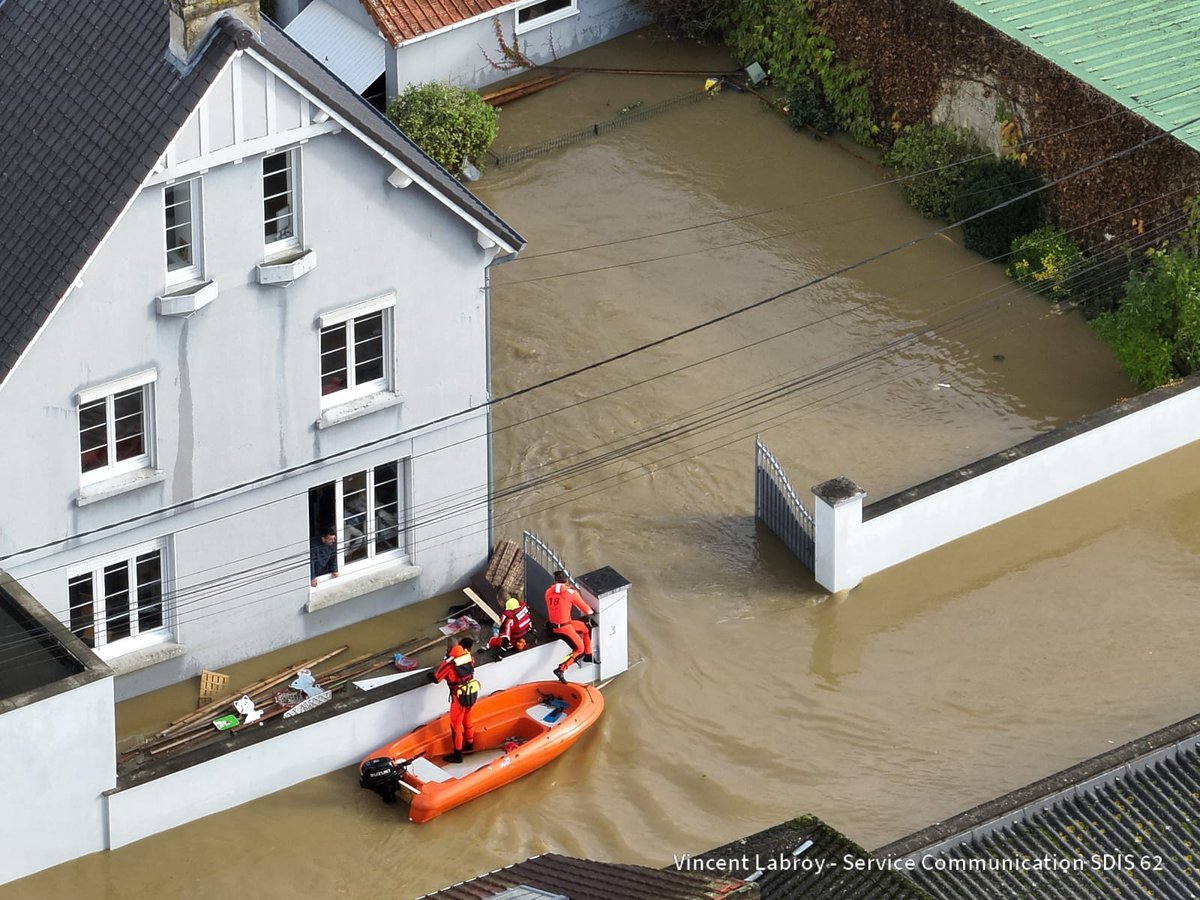 SDIS62's tweet image. 1/2 Depuis plus d&apos;une semaine, les #sapeurs-pompiers du #SDIS62 et les collègues de nombreux #SDIS de 🇨🇵 et les #SP #Sauveteurs militaires en renfort ont réalisé de nombreuses reconnaissances et mises en sécurité sur l&apos;ensemble des secteurs impactés 
(➕️de 1️⃣4️⃣0️⃣0️⃣)