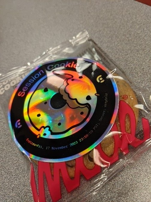 _pilliin_'s tweet image. Ñamii, cookies from @ClerkDev💜 in the #ReactSummitUS 💜