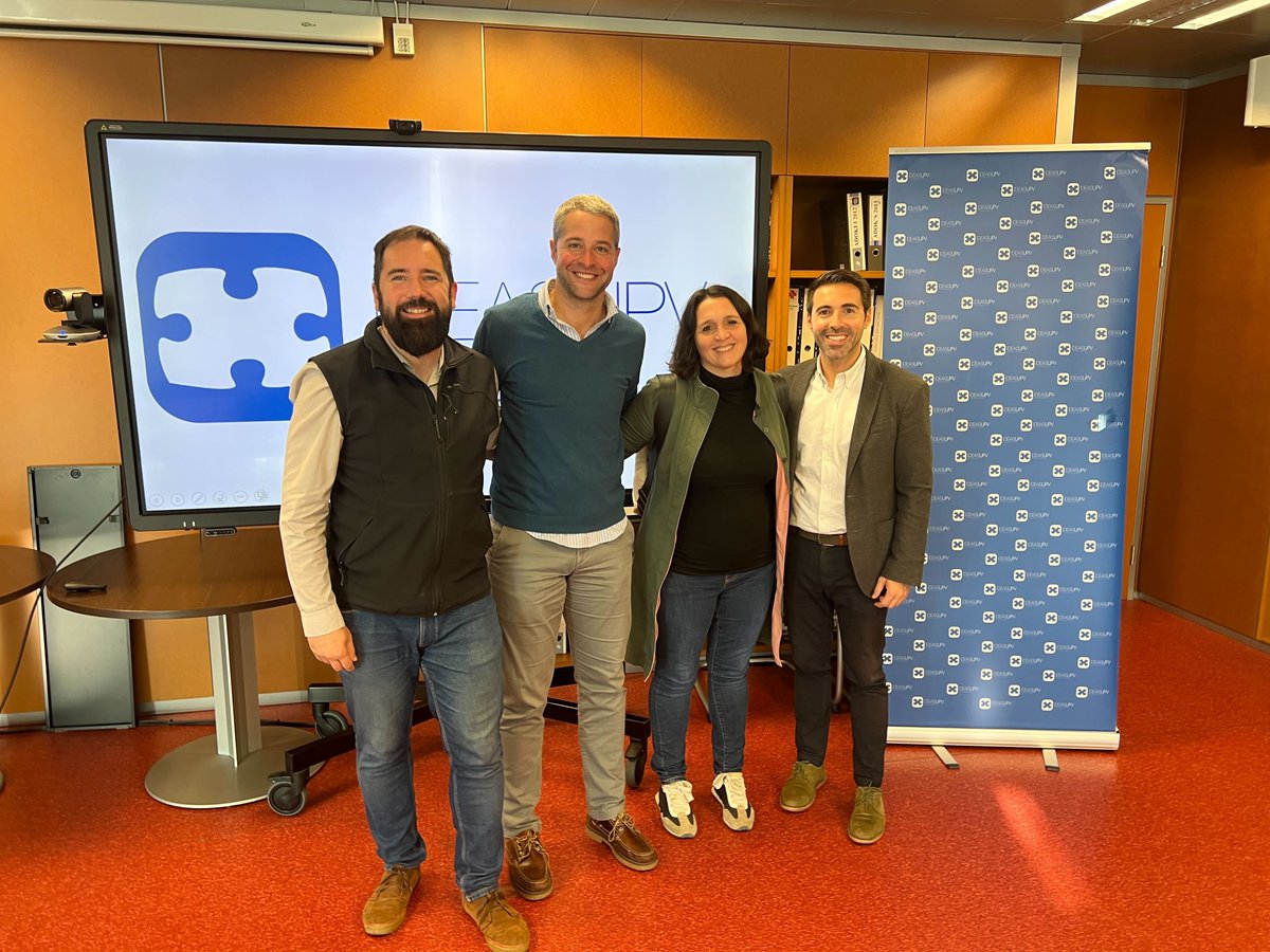 Startup_VLC's tweet photo. 👤 @DiegoFerragud, Head of Operations en Startup Valencia, ha participado como miembro del jurado en la XVII edición de los Premios @IDEASUPV en @UPV
Junto a @igriol (#StartUPV), María Cano (@socialnest_org) y Javier Ridaura (@bancosantander), hemos comprobado una vez más todo el #talento que hay en #Valencia 🚀
¡Gracias por la oportunidad! 🙌