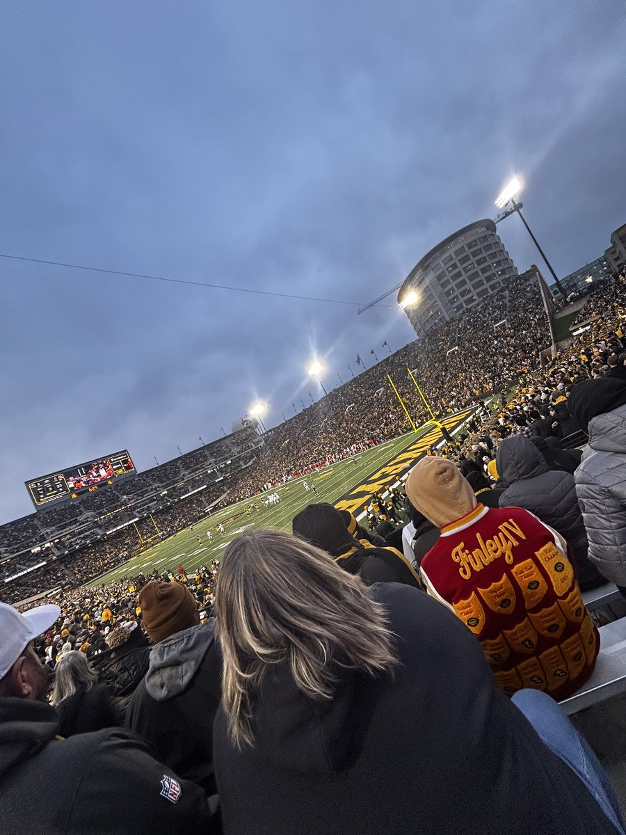 Had a great day this past weekend in iowa city great atmosphere, appreciate the love and hospitality!💛🖤 <a href="/CoachSWallace/">Seth Wallace</a> <a href="/LadellBetts46/">Ladell Betts</a> <a href="/TylerBarnesIOWA/">Tyler Barnes</a> @Rivals_Clint <a href="/PrepRedzoneIL/">Prep Redzone Illinois</a>