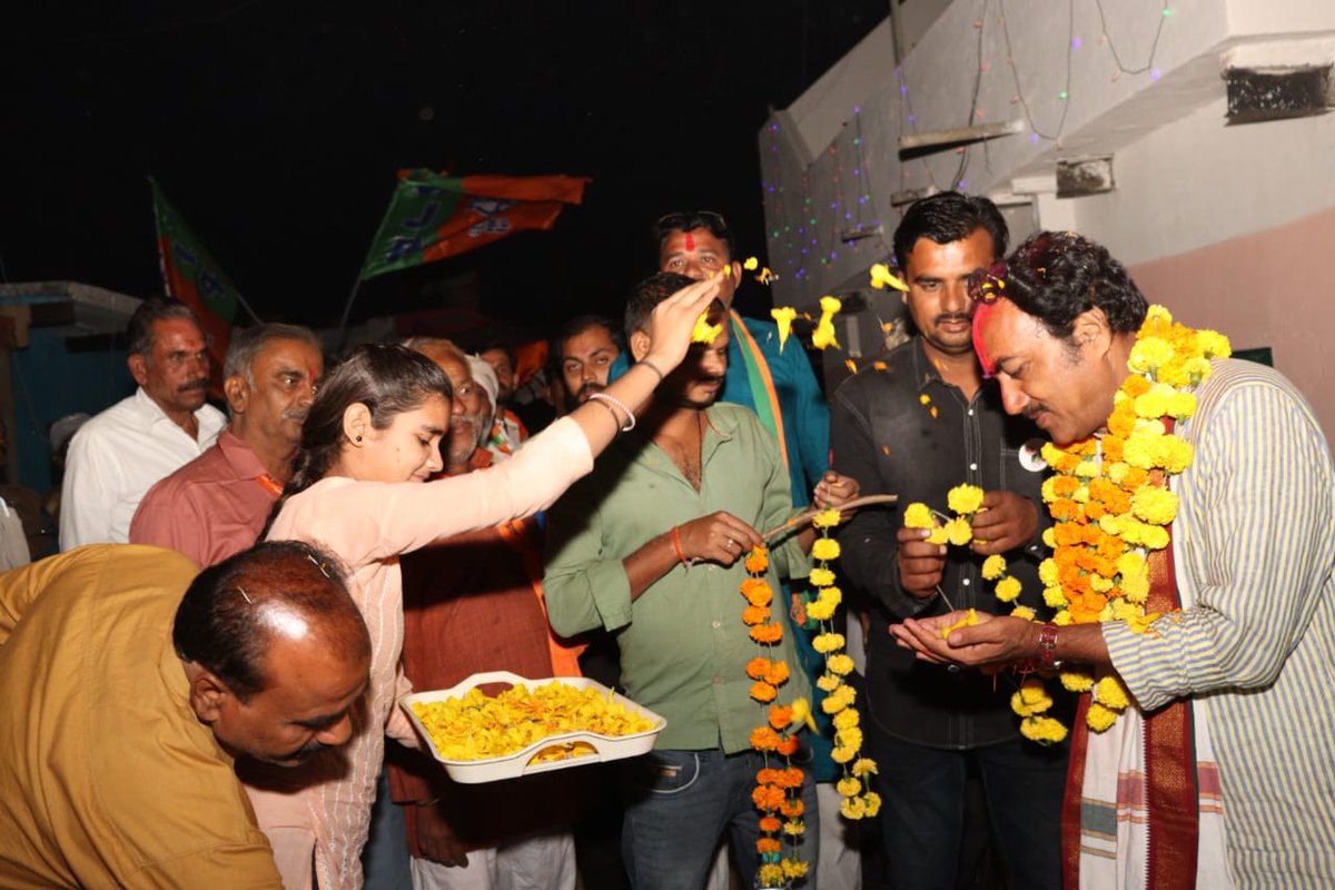 Bpsingh_bjp's tweet photo. आज पन्ना विधानसभा अंतर्गत पन्ना नगर जनकपुर वार्ड नंबर 28 में जनसंपर्क कर सम्माननीय जनता जनार्दन का आशीर्वाद प्राप्त किया।

जनता का ये जोश, उत्साह बता रहा है कि यहां बटन केवल कमल का दबेगा और सरकार पुनः भाजपा की बनेगी।

#फिर_इस_बार_भाजपा_सरकार #BrijendraPratapSingh #panna https://t.co/OET7e7PnZZ