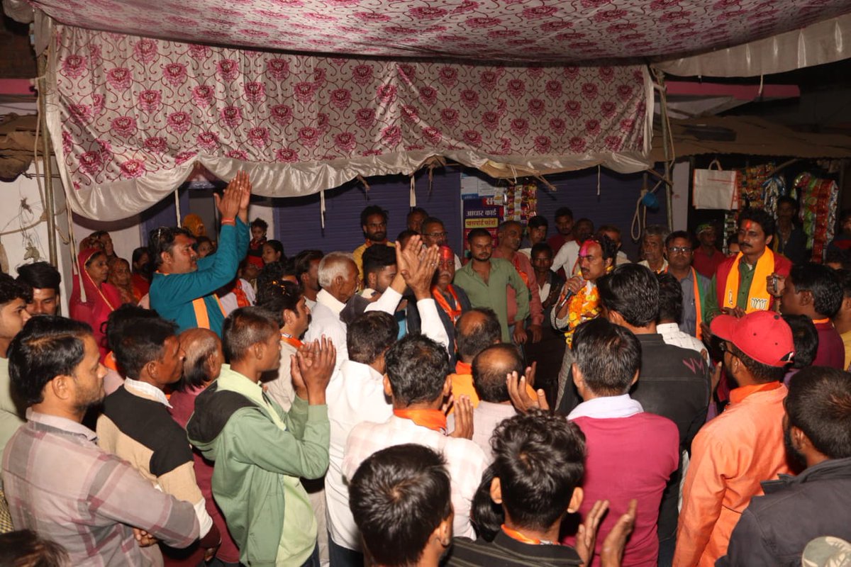 Bpsingh_bjp's tweet photo. आज पन्ना विधानसभा अंतर्गत पन्ना नगर जनकपुर वार्ड नंबर 28 में जनसंपर्क कर सम्माननीय जनता जनार्दन का आशीर्वाद प्राप्त किया।

जनता का ये जोश, उत्साह बता रहा है कि यहां बटन केवल कमल का दबेगा और सरकार पुनः भाजपा की बनेगी।

#फिर_इस_बार_भाजपा_सरकार #BrijendraPratapSingh #panna https://t.co/OET7e7PnZZ