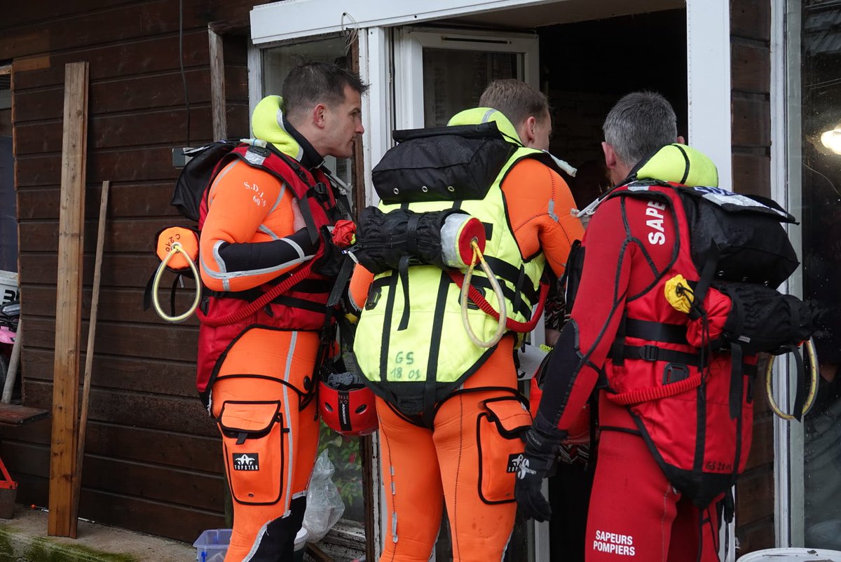 SDIS62's tweet image. 1/2 Depuis plus d&apos;une semaine, les #sapeurs-pompiers du #SDIS62 et les collègues de nombreux #SDIS de 🇨🇵 et les #SP #Sauveteurs militaires en renfort ont réalisé de nombreuses reconnaissances et mises en sécurité sur l&apos;ensemble des secteurs impactés 
(➕️de 1️⃣4️⃣0️⃣0️⃣)