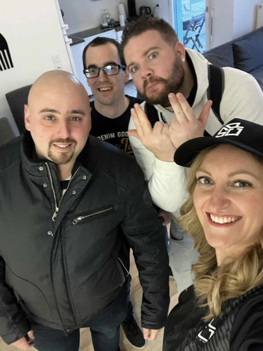 Esport_SCP's tweet photo. Chaque jour je vous partagerai une photo souvenir de cette finale du #CLF 3 ✨ 

On commence par celle ci : 

L’équipe qui prend possession du logement pour le soir 🙂 

@SCPSuicidaire | @navastie | @Quenttinou | @ARS_Jenni_fleur https://t.co/naPKbRLKnX
