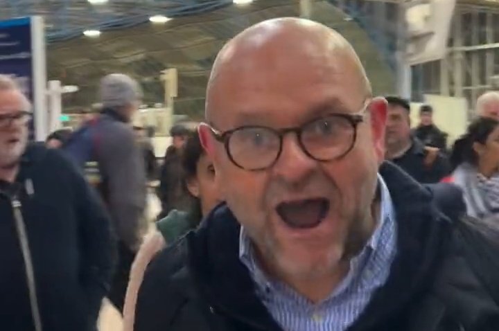 Remember this racist who was abusing people at London Waterloo. Someone has DM'D that goes to the same gym as him.

It won't be long before he gets identified.