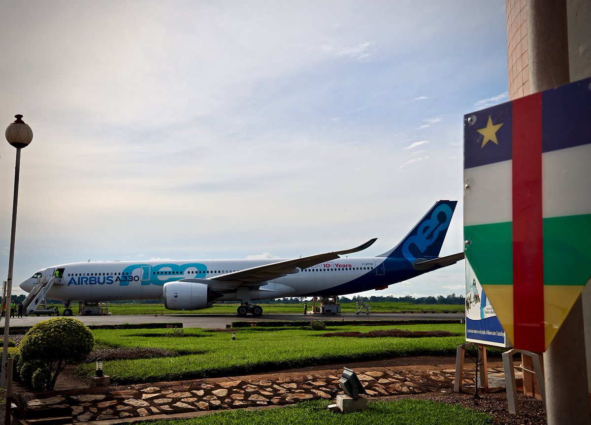 FranceBangui's tweet photo. ✈️🌍L'Airbus A330-900 a atterri à #Bangui avec 17 tonnes de matériel humanitaire dont 13,8 tonnes médicales grâce à la Fondation @Airbus, https://t.co/yvnCbiCp2S, @BIOPORT_LOG et les autorités françaises. Objectif : aider les centres de santé dans les zones reculées de la #RCA.💙 https://t.co/n2X9EsgSVZ