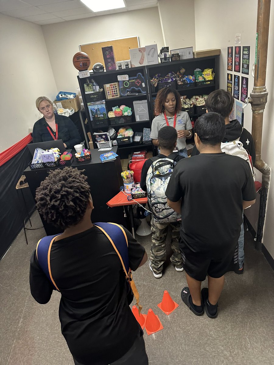 GiuntaMS_HCPS's tweet image. Giunta Giant PBIS store open for business, Giants spending their earned bucks! Thank you to our USF trauma coaches for reorganizing, stocking, and running it! @AgazziHeather @TransformHCPS @VanAyresHCPS @MrYoung89139272