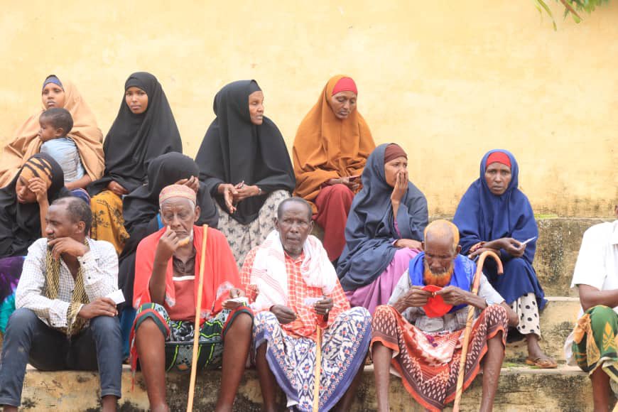 nasirarush's tweet image. Isniin 13ka November 2023 

Iskutashi Bulsho. 

Shaqaalaha Wasaaradaha Dowlad Gobeleedka #Koonfur #Galbeed #Soomaaliya iyo maamulka Degmada #Baydhabo oo is kaashaday ayaa aruuriyey lacag lagu gaday raashin. 

Waxey ku guuleysteen iney 300 (saddax boqol) oo qoys gaarsiiyey raashin