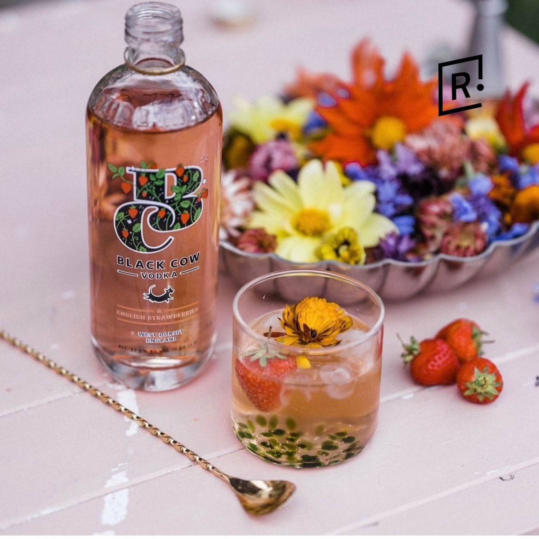 Black Cow English strawberry vodka, fresh and light tasting vodka with the unmistakable taste of freshly-picked strawberries. Goes well with Lixir ginger ale🍹 #Revl #Revldrinks #Blackcow #Vodka bit.ly/47bn1Xh