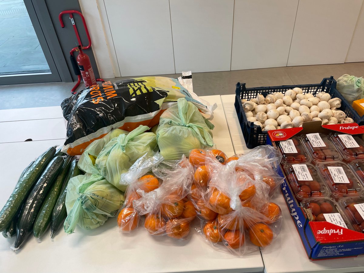mobilefoodhub's tweet photo. This month we're appealing for food donations, toiletries, children's clothes and toys. Let’s show them what we’re made of Somers Town 

#urbancommunityprojects #somerstownnightforukraine #Camdenmfb #getfood #getsupport #getinvolved https://t.co/X32A0HzBag
