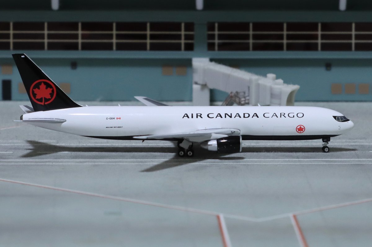 1/400 Phoenix
Air Canada Cargo
エア・カナダ・カーゴ
BOEING 767-300F C-GXHI
エアカナダの貨物輸送部門として提携航空会社を含む世界150以上の都市に路線網を持つ。2021年に初のB767貨物機の運航を開始した。
モデルのレジナンバーは元は中原龍浩航空が  導入予定だった機体。