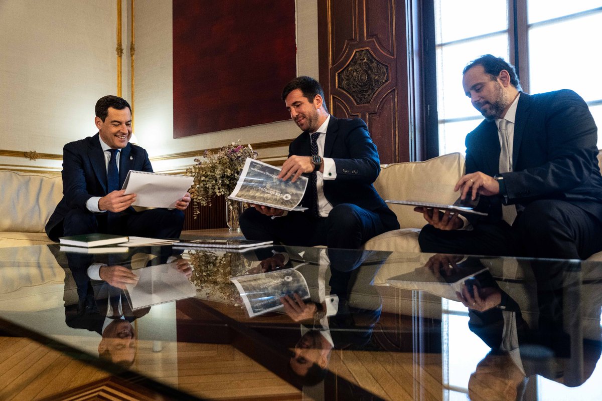 JuanMa_Moreno's tweet photo. Abengoa ha iniciado una nueva etapa con la llegada del Grupo Cox. Me reúno con su presidente, @RiquelmeEnrique, para conocer los planes de futuro de la empresa.

Deseo que @coxabengoa mantenga siempre el carácter andaluz y recupere una posición de liderazgo en el sector. https://t.co/4WVNb3dUI3