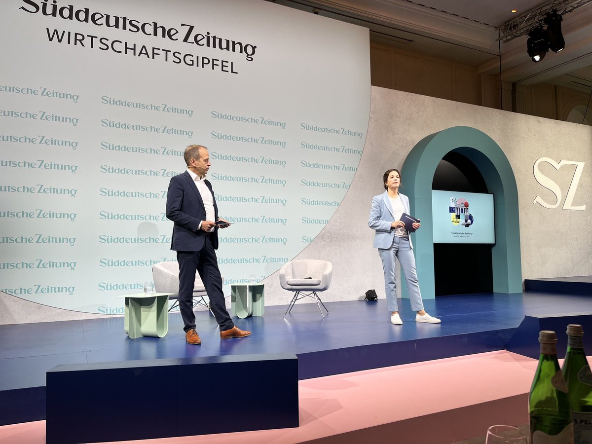 Lisa Nienhaus (@lisakatharina) on Twitter photo Der 17. <a href="/SZ/">Süddeutsche Zeitung</a> Wirtschaftsgipfel ist gestartet!
Drei Tage in Berlin im Adlon mit Politikern wie <a href="/c_lindner/">Christian Lindner</a> Robert Habeck Charles Michel & Wirtschaftsgästen wie VW-Chef Oliver Blume & BMW-Erbin Susanne Klatten Der 17. <a href="/SZ/">Süddeutsche Zeitung</a> Wirtschaftsgipfel ist gestartet!
Drei Tage in Berlin im Adlon mit Politikern wie <a href="/c_lindner/">Christian Lindner</a> Robert Habeck Charles Michel & Wirtschaftsgästen wie VW-Chef Oliver Blume & BMW-Erbin Susanne Klatten