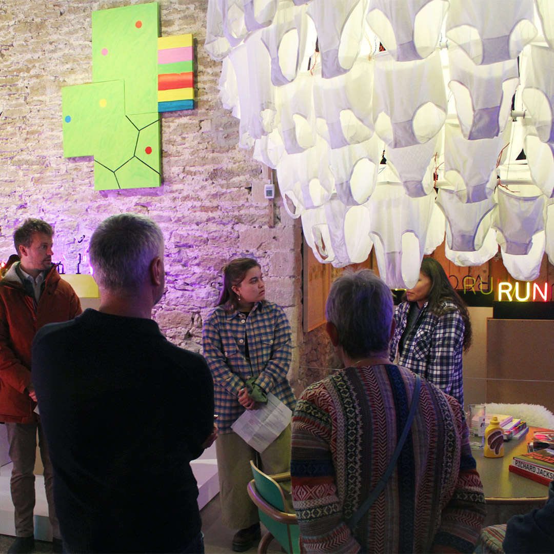 HWSomerset's tweet photo. 🖼️In celebration of #GRUPPENAUSSTELLUNG, we’ve hosted several workshops at #HWSomerset designed especially for teachers and educators to facilitate learning in creative spaces.

📚Get in touch to find out about #HWLearn and connect with fellow educators: https://t.co/U1DaLw0lDy https://t.co/54ToMxiwyB