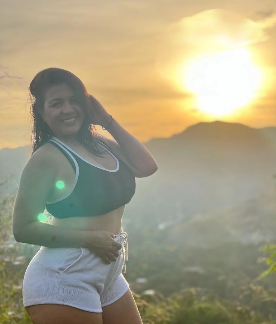 elmiura77's tweet photo. A beautiful Caribbean sunrise and a beautiful woman 🍑🌄
#bootylatino 
#bootymilf https://t.co/RDQGRaP1lV