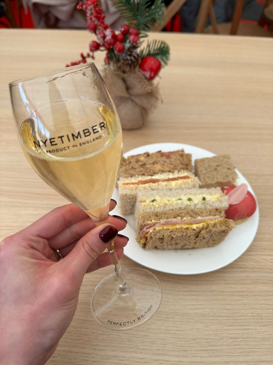 AberfieldPR's tweet photo. Last week Christmas came early for @BeccaFarnsworth who went to the media launch of @CastleHowardEst's Christmas in Neverland 🎄

This year, we’ve been supporting them with its #VisitorPR, so it was fab to get festive &amp; enjoy a first look at its must-see Christmas offering! 🎁 https://t.co/BFd0JvFnfm