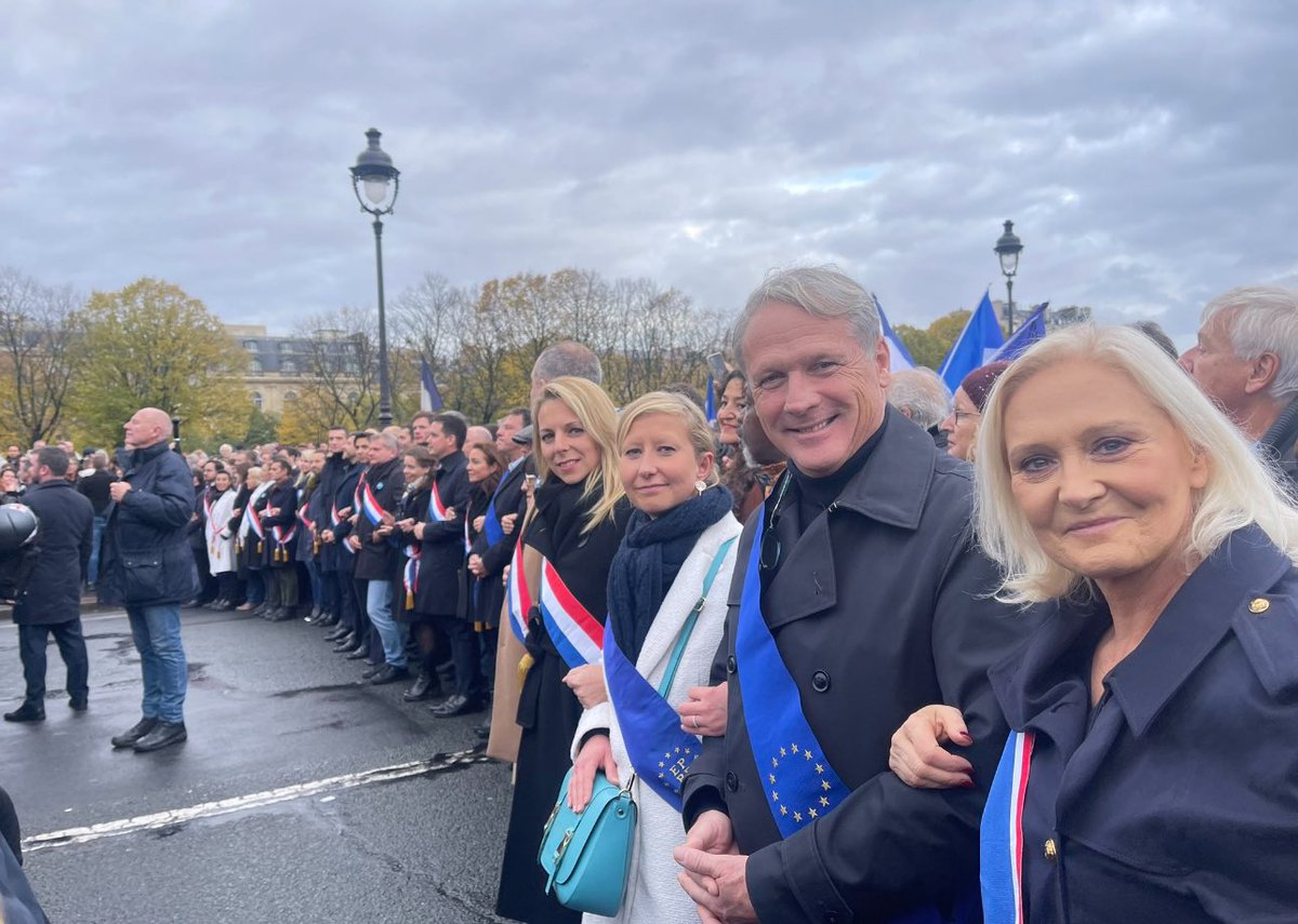 La même mise en scène du maire de <a href="/Laval_la_Ville/">Laval la Ville</a> <a href="/FlorianBercault/">Florian Bercault</a> que des élus du #RN à <a href="/Paris/">Paris</a> ! Se prendre en selfie grand sourire . Pour une manif contre l’ #Antisemetisme on a connu mieux. L’instrumentalisation politique dans toute sa splendeur !
#Laval #Mayenne #Politique