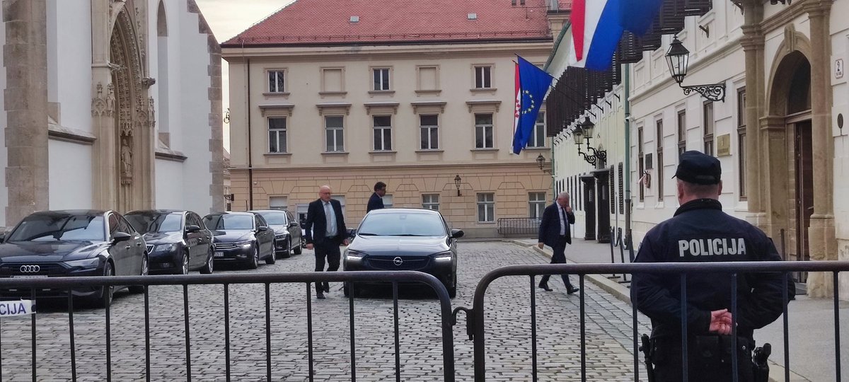Državni tajnik Zdravko Jakop koji trenutačno upravlja <a href="/MORH_OSRH/">MORH/MoD Croatia</a> stigao u Vladu <a href="/novahr/">Nova TV</a> <a href="/DNEVNIKhr/">DNEVNIK.hr</a>