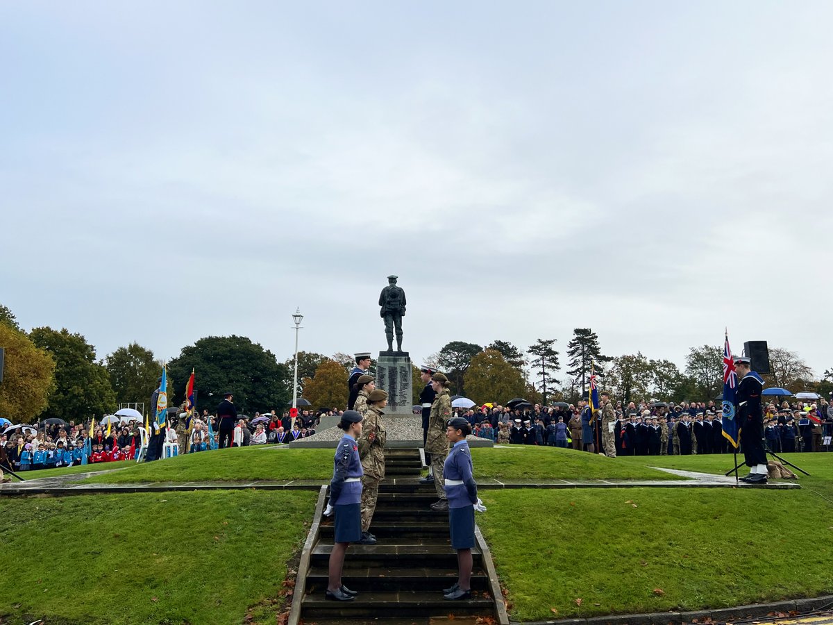 7oaksEvents's tweet image. A sincere thank you to all those in the community who gathered to show their respects and honour of those who themselves as sacrifice.
Special thanks to all the cadet groups; Land, Sea and air, as well as the Beavers, Clubs, Scouts and Brownies who joined us in parade. 🇬🇧