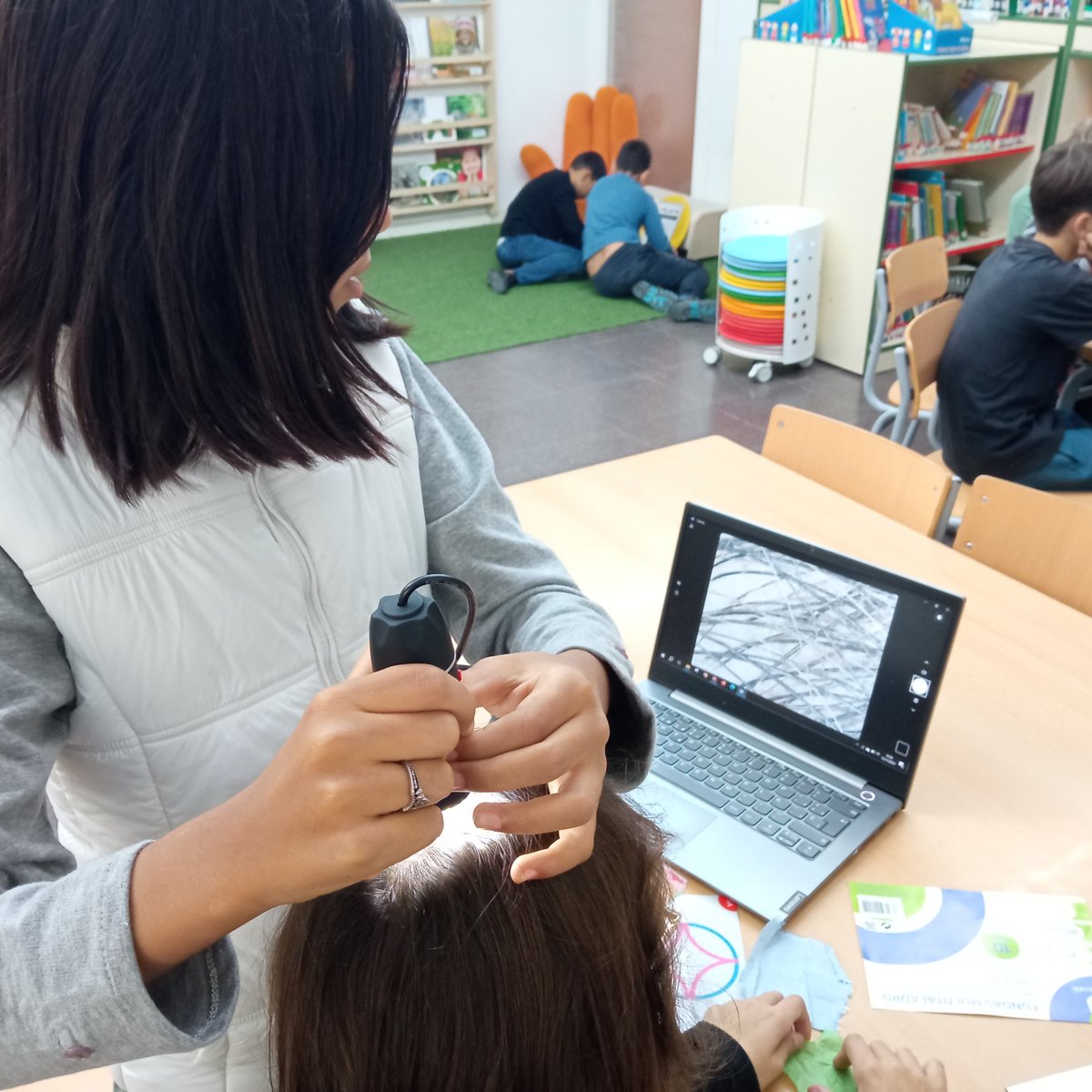 Encetem la #SetmanaDeLaCiència al centre! Tots els grups passaran al llarg de la setmana per la biblioSTEAM a xalar amb els diferents reptes científics. Alguns ja ho han fet! #creixemjunts #construimfutur <a href="/STEAMTerresEbre/">STEAMebre</a> <a href="/InnovacioE/">Innovació Educativa, Departament Educació</a> @puntedu