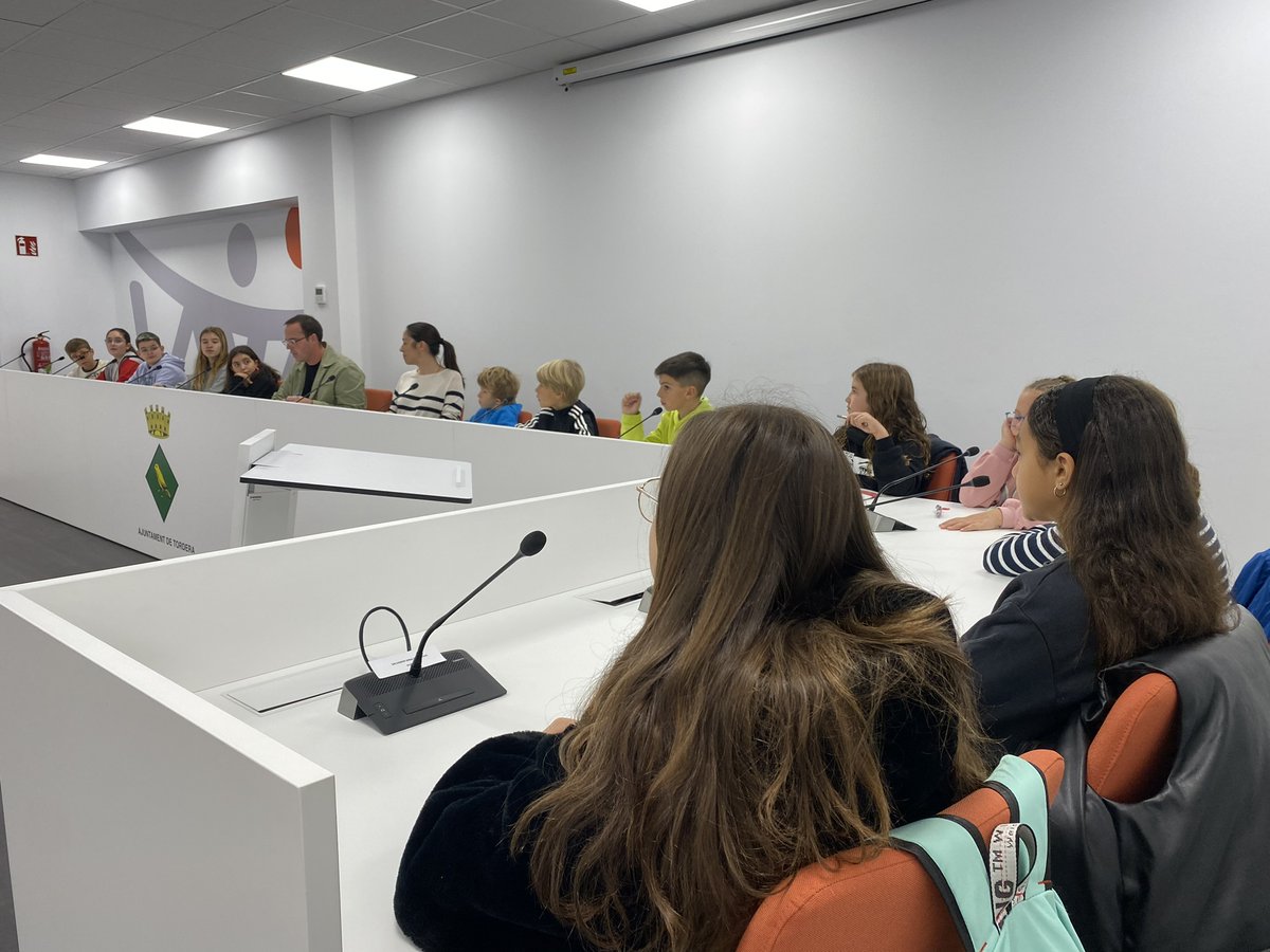 Aj_Tordera's tweet photo. 🏛🏫 Aquest matí s'ha celebrat el primer Consell d'Infants de Tordera.

👥 Es tracta d'un mecanisme de participació entre els representants de les aules de primària de totes les escoles del municipi i la regidoria d'educació de l'Ajuntament de Tordera.

#TorderaEduca #Tordera https://t.co/mzJw1wDAyY