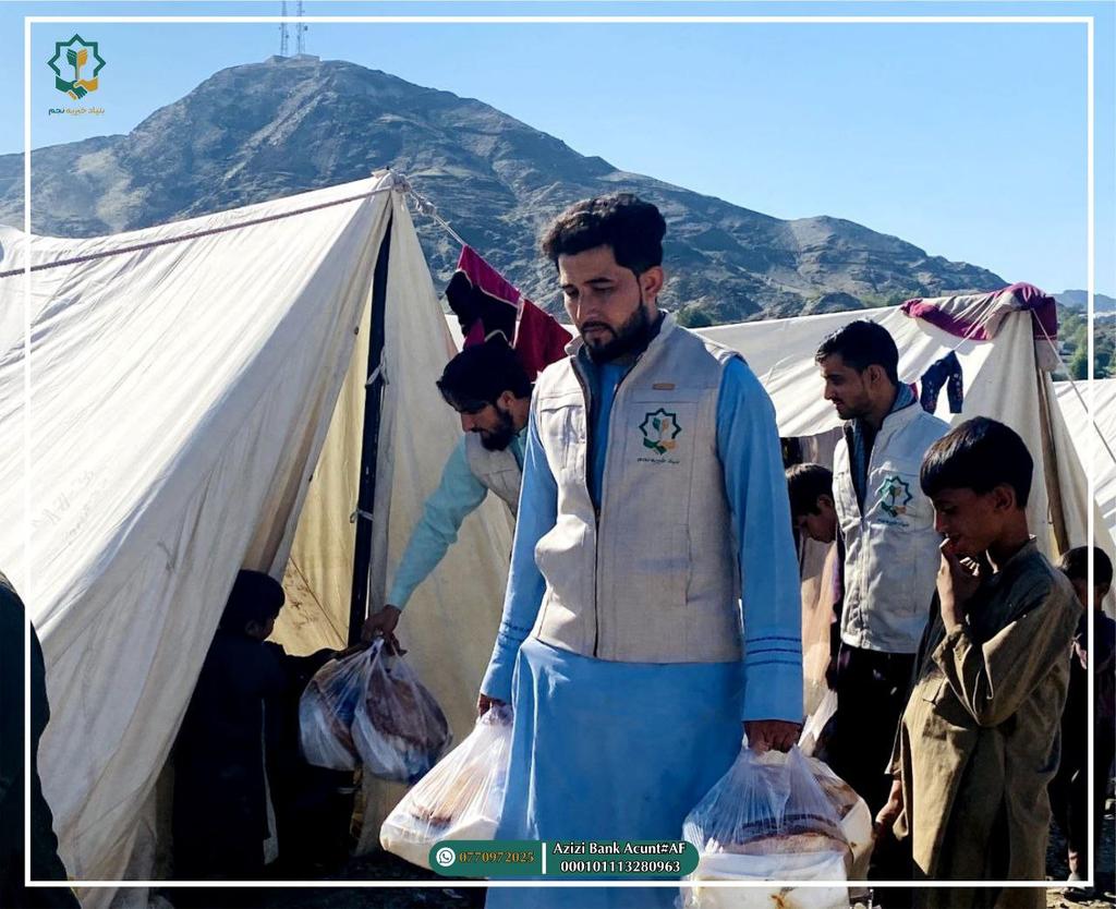 najm_af's tweet photo. نن لسمه ورځ ده چې د نجم خيريه بنسټ رضاکاران په تورخم ښارګوټي کې د تورخم د کمیسارۍ په همغږی او د خییر خلکو په همکارۍ هيواد ته راستنو شوو هيوادوالو ته تيار آماده شوي خوراکي پيکجونه توزیع کوي, د يادو پيکجونو څخه تر اوسه پورې ۲۳,۵۰۰  کسان مستفيدې شوي دي. https://t.co/EELeNXz5Uc