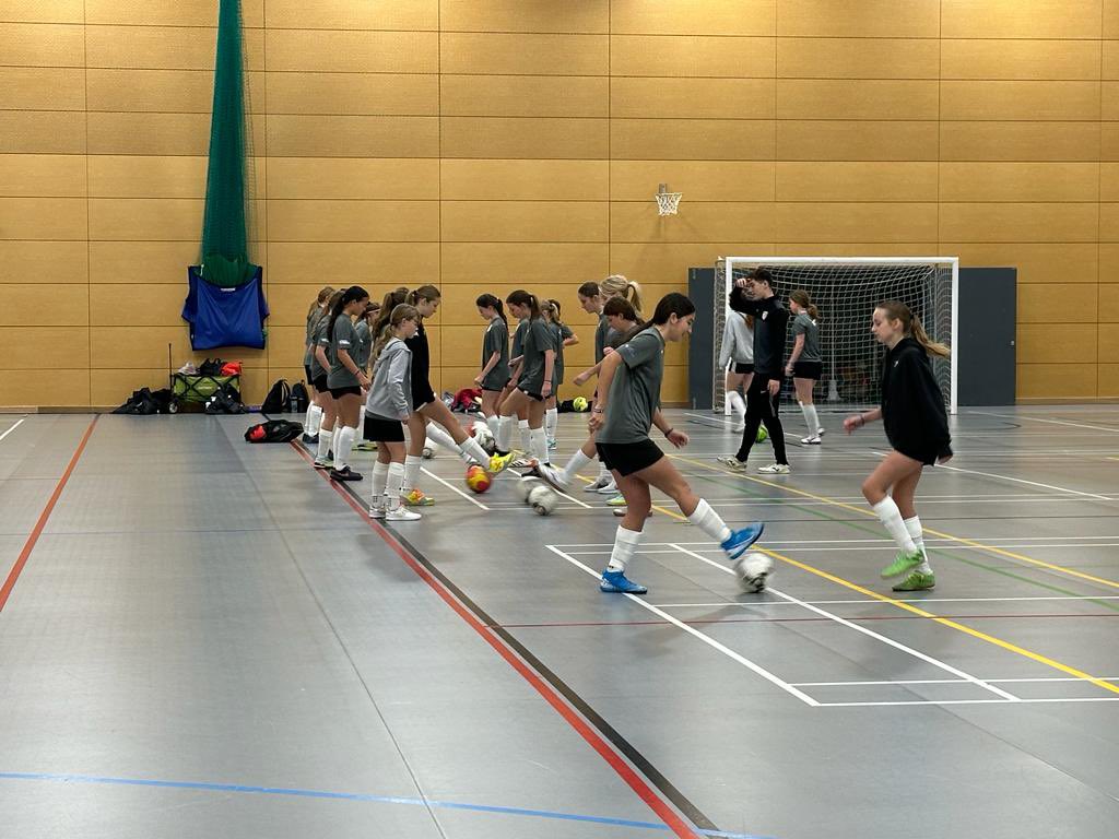 MaryPacitti's tweet photo. @ChilternFutsal on a Sunday ✅
Really nothing better than seeing lots of girls playing lots of futsal 🦅
Appreciate @leofutsal13 bringing 🇧🇷Futsal Wisdom for all and our own @michaelpacitti1 leading the U14/16 team.  
#HappyDays 👏🏻 https://t.co/PlQYTHPqkr