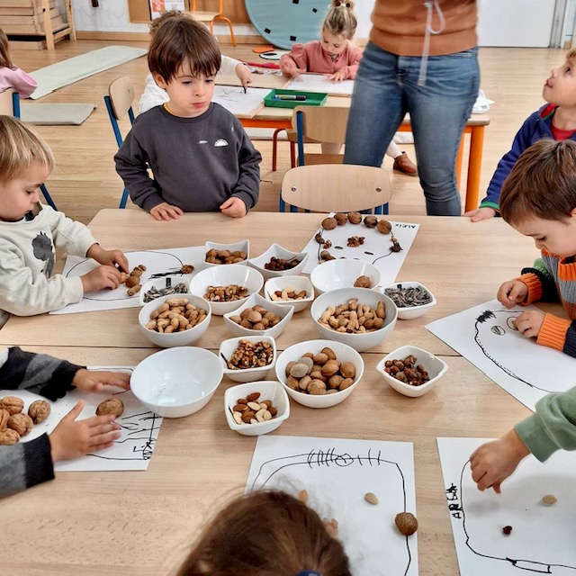 afalaimmaculada's tweet photo. Nuts and faces: I3 children designed their own faces and used nuts, almonds, peanuts, sunflowers seeds and hazelnuts to draw their mouth, eyes, ears and nose. Having fun while learning the parts of their face! https://t.co/gf4P9rSbRJ post @LaImmaculadaVD https://t.co/hGeUIfR5rF